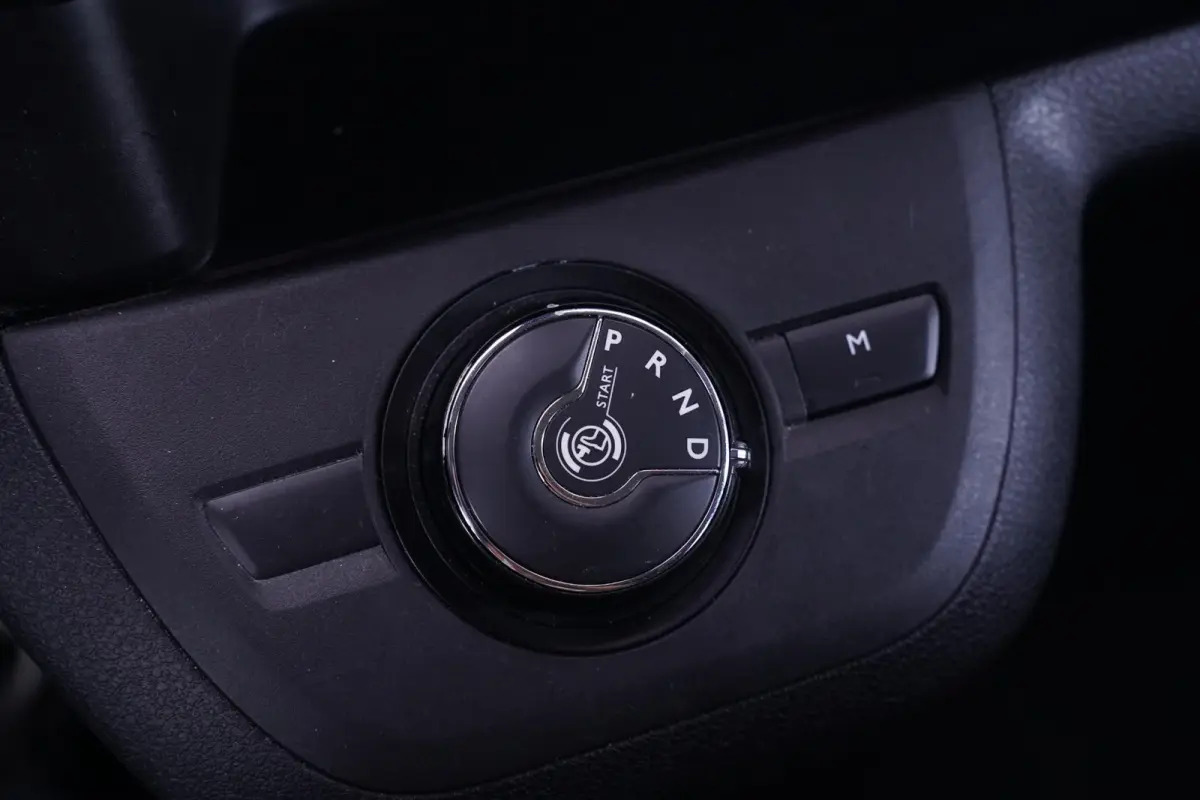 2.0 D-4D 145 pk Aut. Black Line Dubbel Cabine Navi, Camera, Xenon, 17" LMV, Laadruimte Pakket, 5-Zits