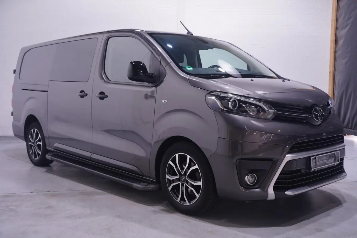 2.0 D-4D 145 pk Aut. Black Line Dubbel Cabine Navi, Camera, Xenon, 17" LMV, Laadruimte Pakket, 5-Zits
