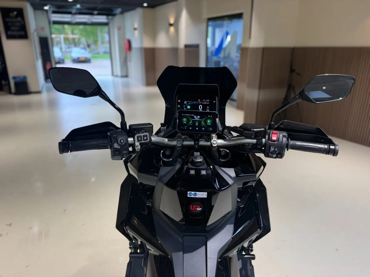 |Akrapovic|Apple carplay|ABS|Cruise|Led|Fabrieksgarantie