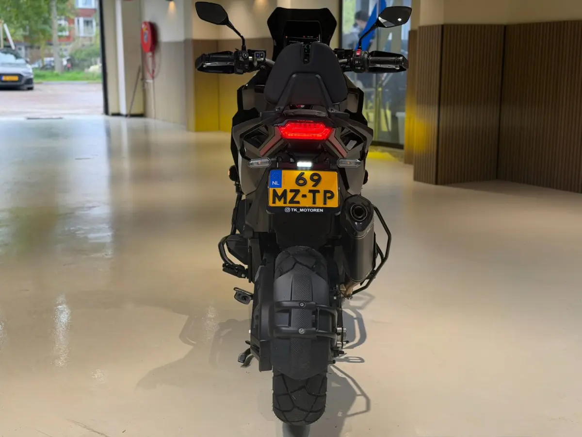 |Akrapovic|Apple carplay|ABS|Cruise|Led|Fabrieksgarantie