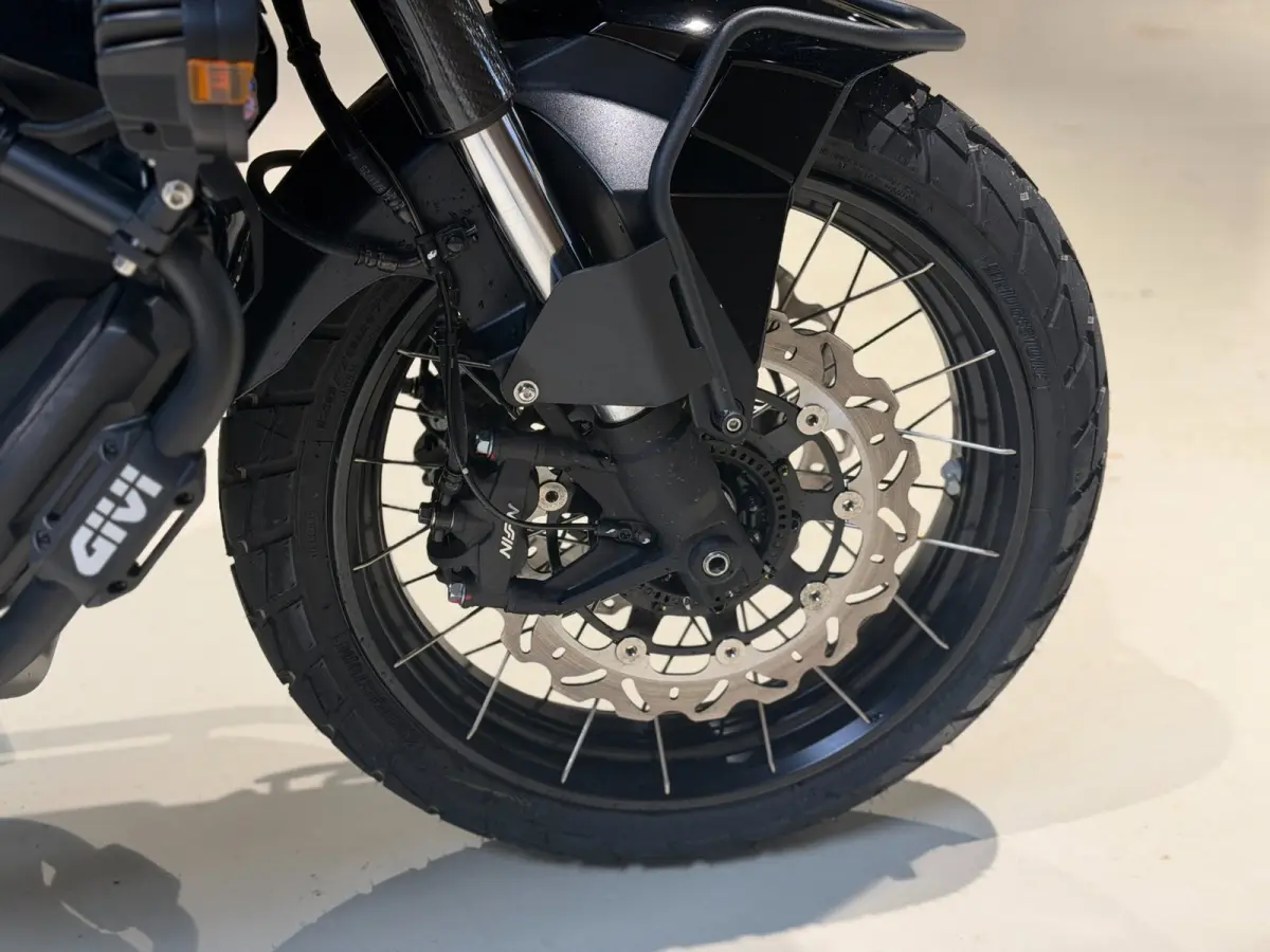 |Akrapovic|Apple carplay|ABS|Cruise|Led|Fabrieksgarantie