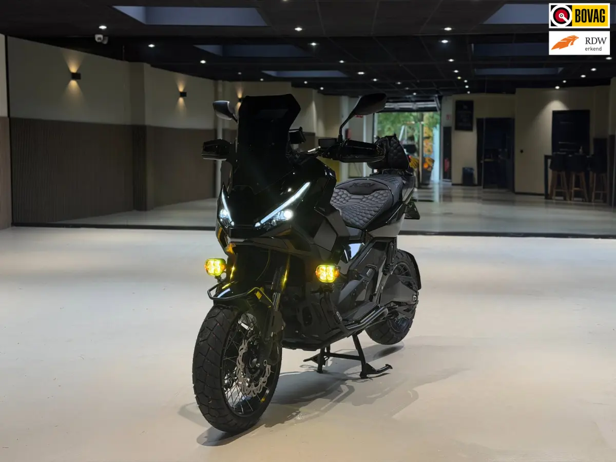 |Akrapovic|Apple carplay|ABS|Cruise|Led|Fabrieksgarantie