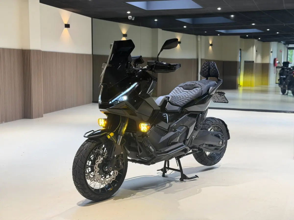 |Akrapovic|Apple carplay|ABS|Cruise|Led|Fabrieksgarantie