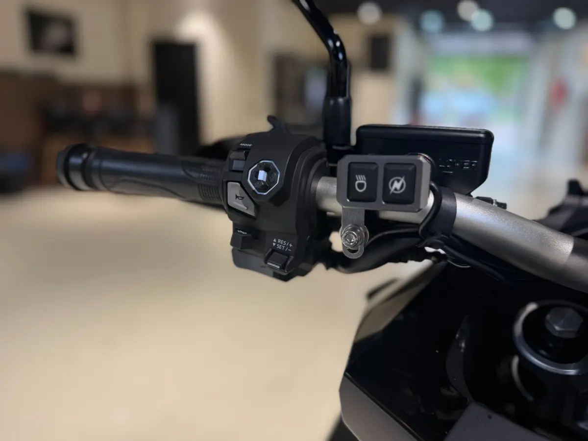 |Akrapovic|Apple carplay|ABS|Cruise|Led|Fabrieksgarantie