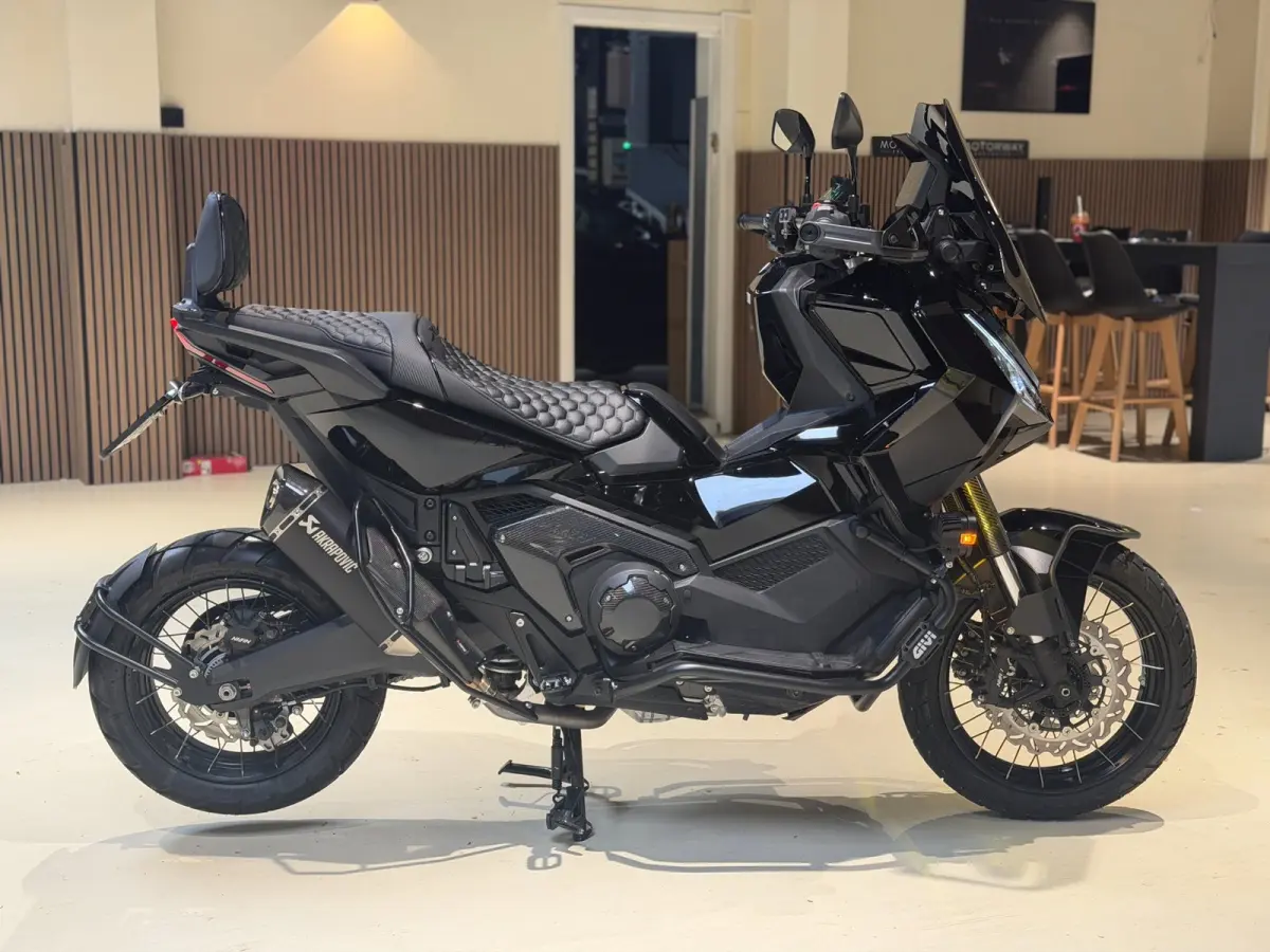 |Akrapovic|Apple carplay|ABS|Cruise|Led|Fabrieksgarantie