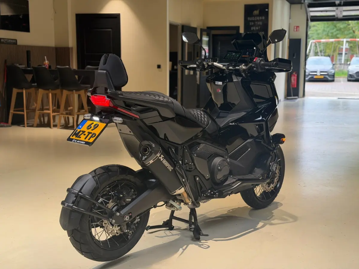 |Akrapovic|Apple carplay|ABS|Cruise|Led|Fabrieksgarantie