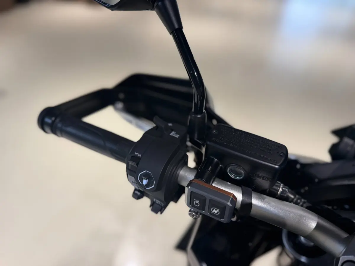 |Akrapovic|Apple carplay|ABS|Cruise|Led|Fabrieksgarantie