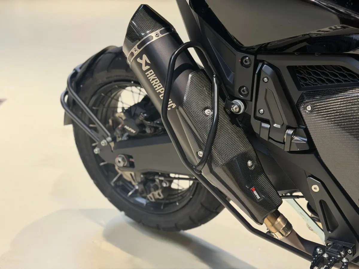 |Akrapovic|Apple carplay|ABS|Cruise|Led|Fabrieksgarantie