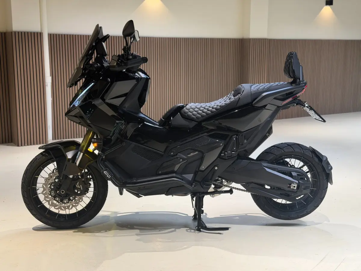 |Akrapovic|Apple carplay|ABS|Cruise|Led|Fabrieksgarantie
