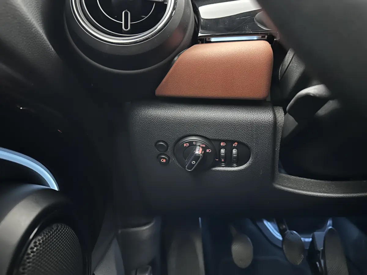 1.5 One Business Edition (Facelift-Life Cycle Impulse 2) (INCL-BTW) *LEATHER | SPORTSEATS | FULL-LED | DIGI-COCKPIT | AMBIENTLIGHT | NAVI-FULLMAP | DAB | AIRCO | KEYLESS | PDC | 16''ALU*