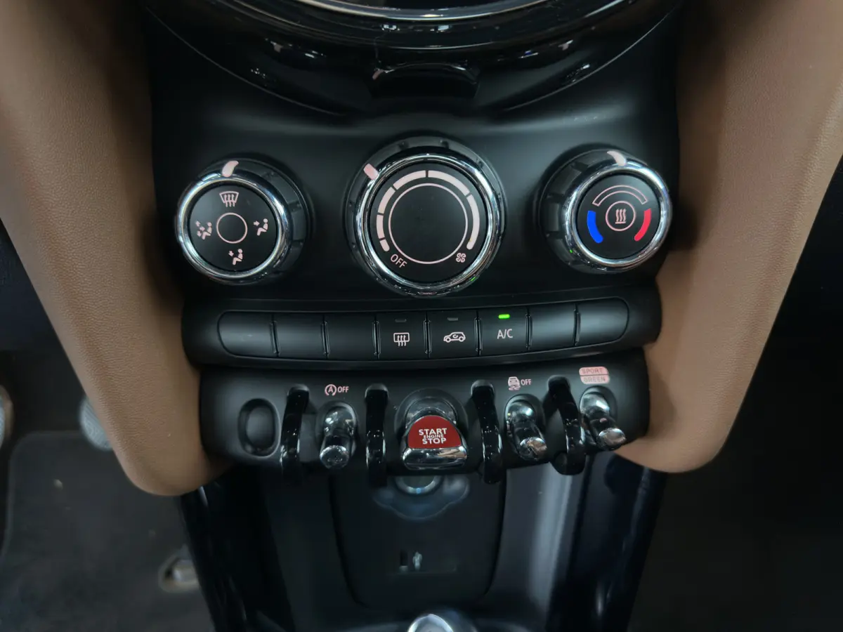 1.5 One Business Edition (Facelift-Life Cycle Impulse 2) (INCL-BTW) *LEATHER | SPORTSEATS | FULL-LED | DIGI-COCKPIT | AMBIENTLIGHT | NAVI-FULLMAP | DAB | AIRCO | KEYLESS | PDC | 16''ALU*