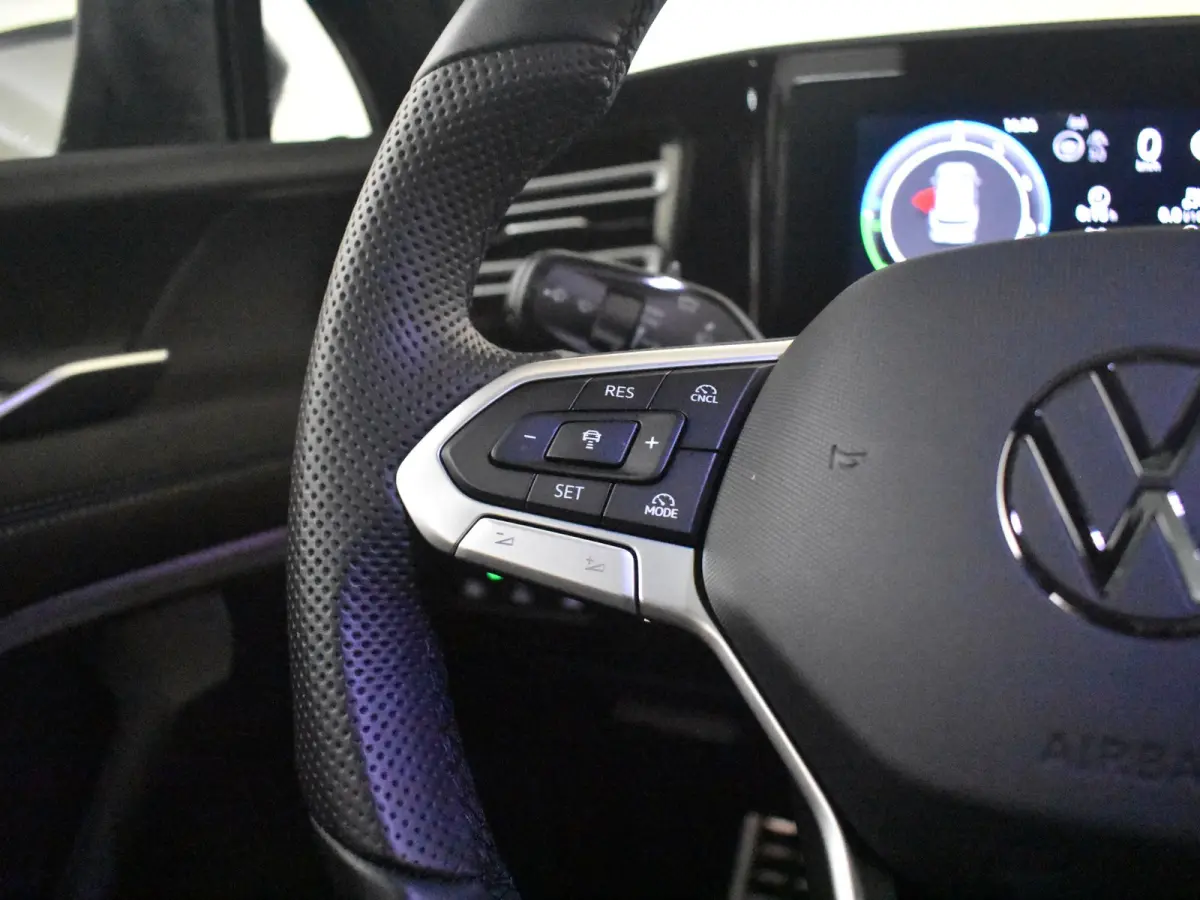 1.5 eHybrid R-Line l Lederen int. l Harman Kardon l Pano Dak l 360gr Camera l 20" l Trekhaak Elektr. l Stoelventilatie l