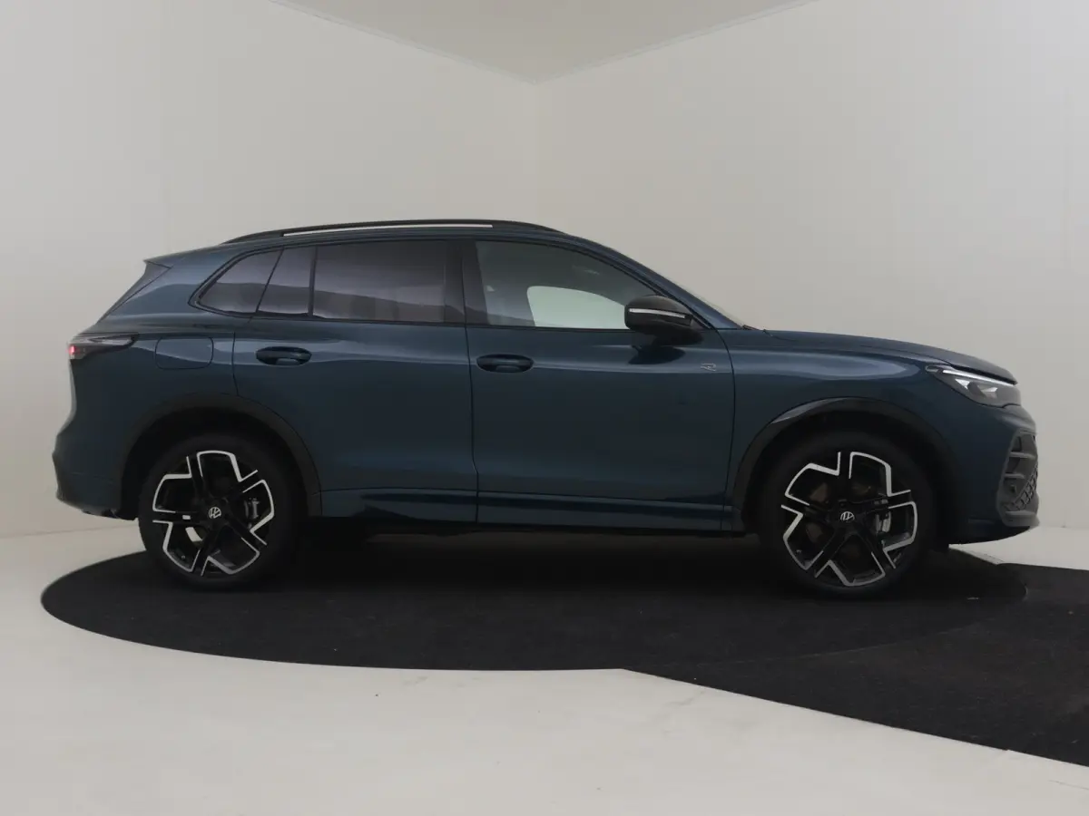 1.5 eHybrid R-Line l Lederen int. l Harman Kardon l Pano Dak l 360gr Camera l 20" l Trekhaak Elektr. l Stoelventilatie l