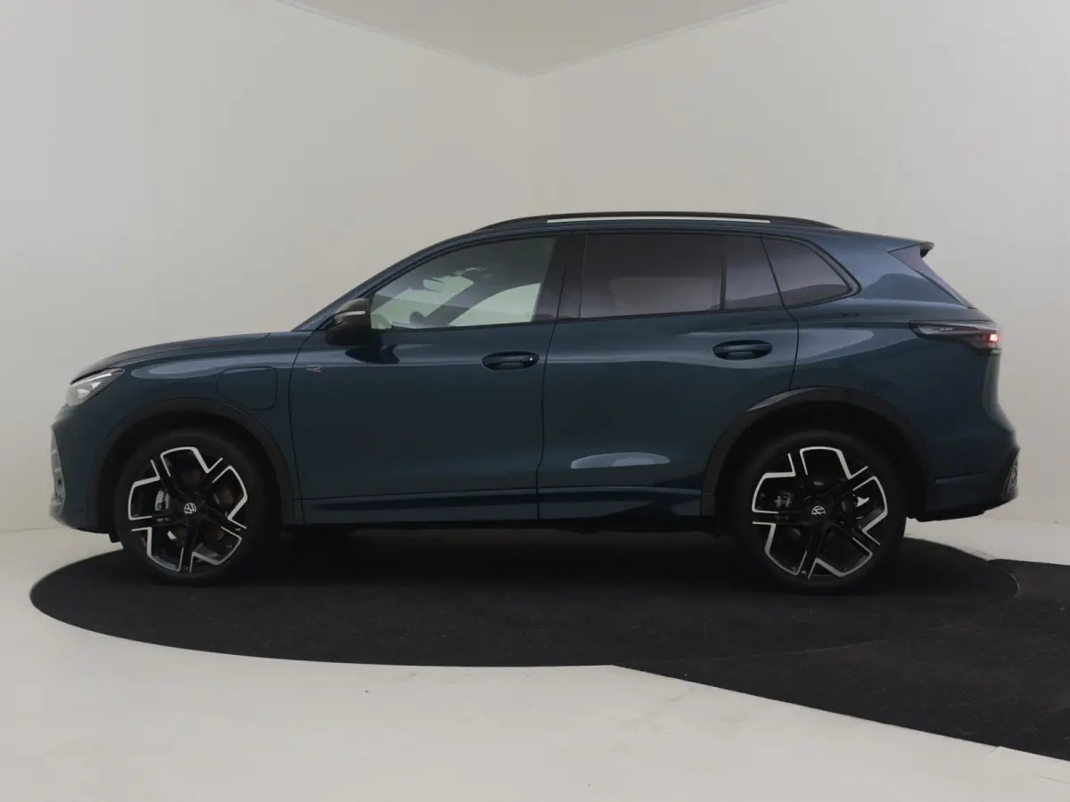 1.5 eHybrid R-Line l Lederen int. l Harman Kardon l Pano Dak l 360gr Camera l 20" l Trekhaak Elektr. l Stoelventilatie l