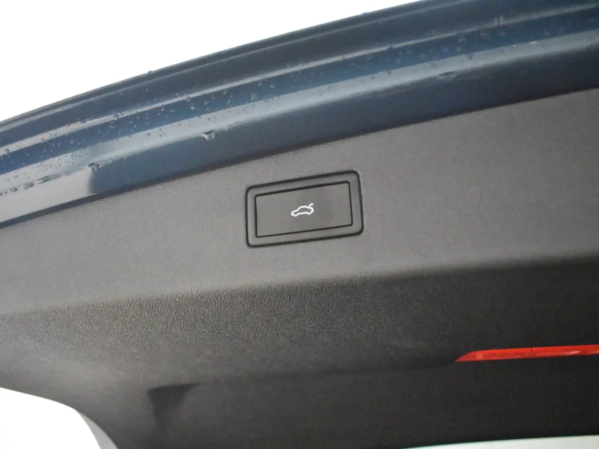 1.5 eHybrid R-Line l Lederen int. l Harman Kardon l Pano Dak l 360gr Camera l 20" l Trekhaak Elektr. l Stoelventilatie l