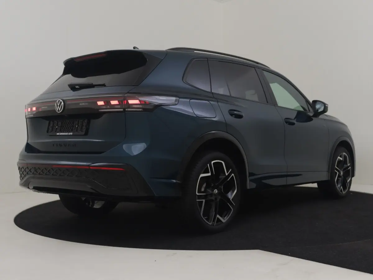 1.5 eHybrid R-Line l Lederen int. l Harman Kardon l Pano Dak l 360gr Camera l 20" l Trekhaak Elektr. l Stoelventilatie l
