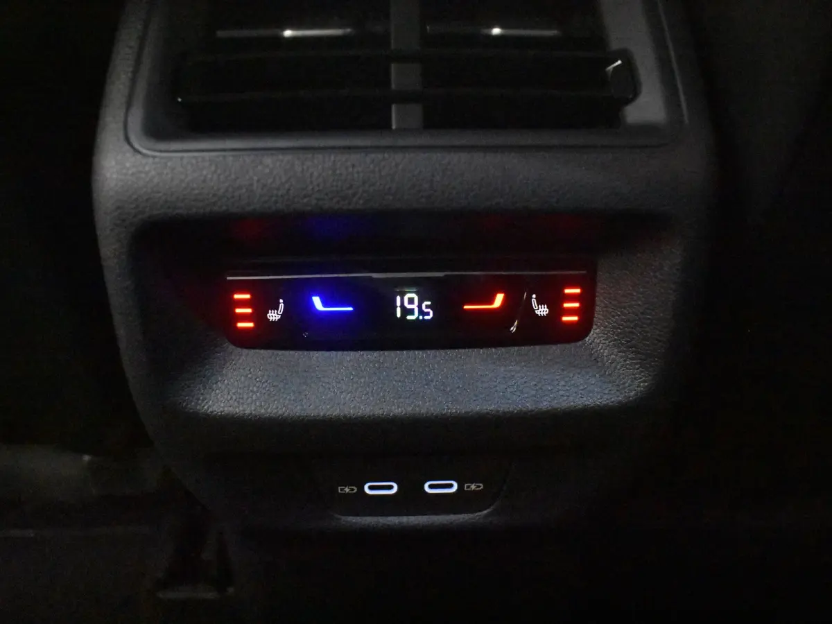 1.5 eHybrid R-Line l Lederen int. l Harman Kardon l Pano Dak l 360gr Camera l 20" l Trekhaak Elektr. l Stoelventilatie l