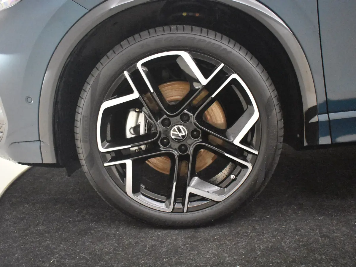 1.5 eHybrid R-Line l Lederen int. l Harman Kardon l Pano Dak l 360gr Camera l 20" l Trekhaak Elektr. l Stoelventilatie l