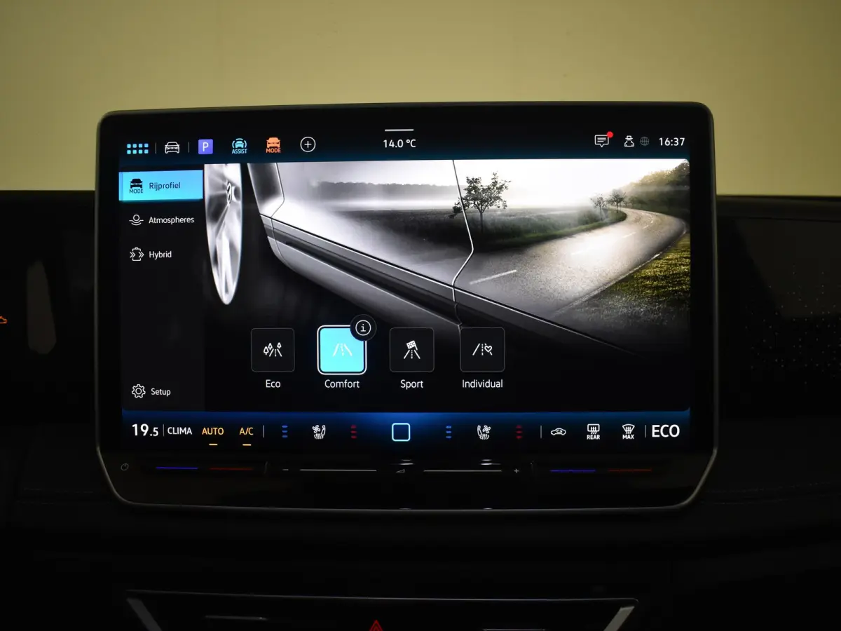 1.5 eHybrid R-Line l Lederen int. l Harman Kardon l Pano Dak l 360gr Camera l 20" l Trekhaak Elektr. l Stoelventilatie l