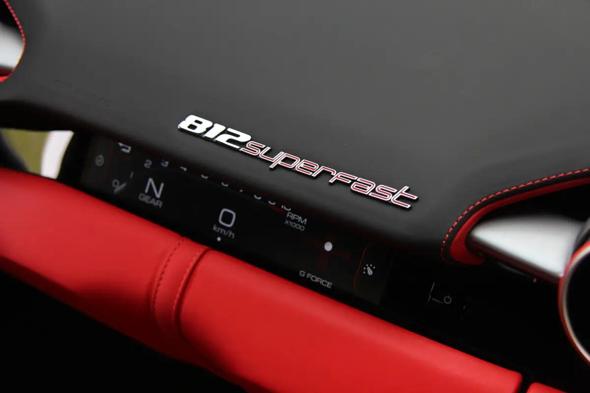 6.5 V12 HELE | Bianco Italia | Lift | Passenger Display | Carbon LED
