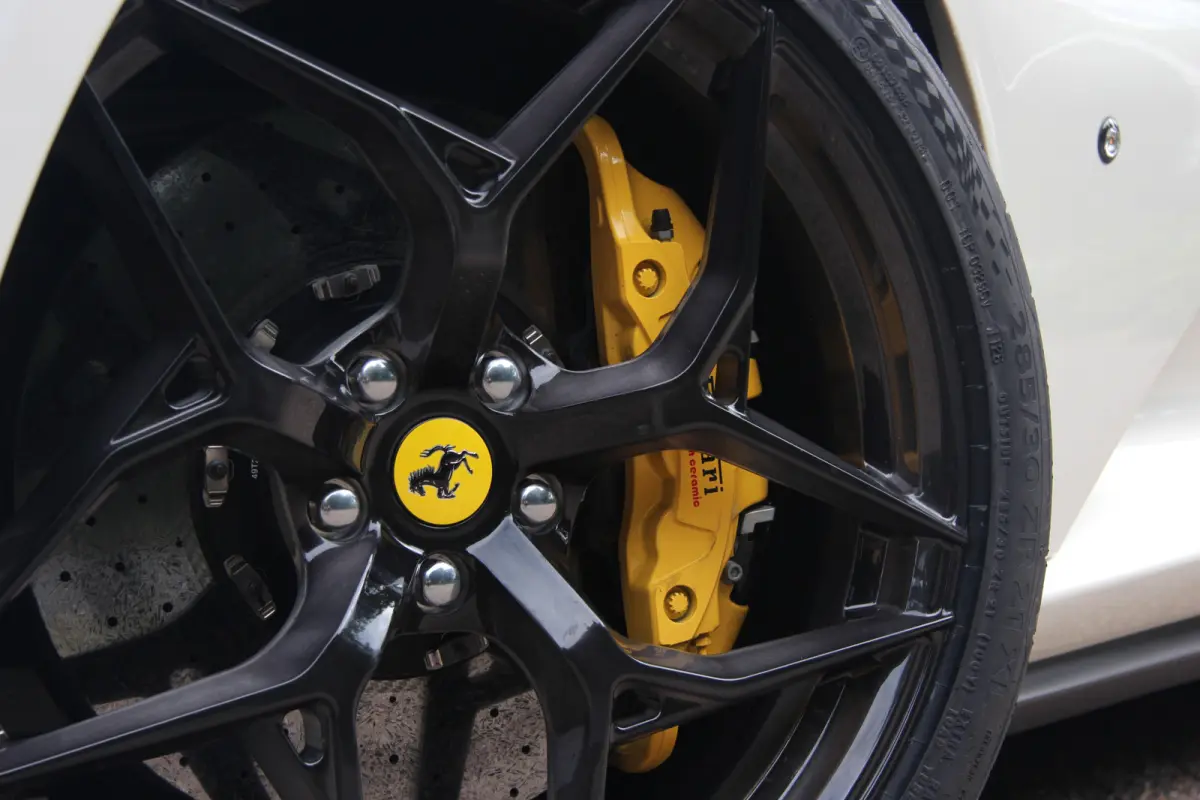 6.5 V12 HELE | Bianco Italia | Lift | Passenger Display | Carbon LED