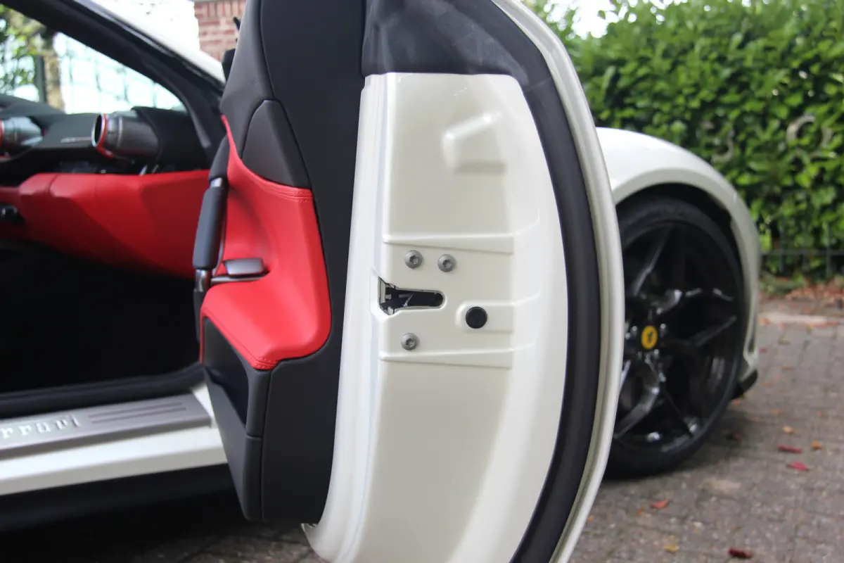 6.5 V12 HELE | Bianco Italia | Lift | Passenger Display | Carbon LED