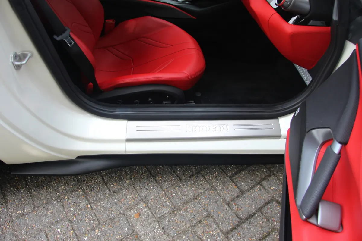 6.5 V12 HELE | Bianco Italia | Lift | Passenger Display | Carbon LED