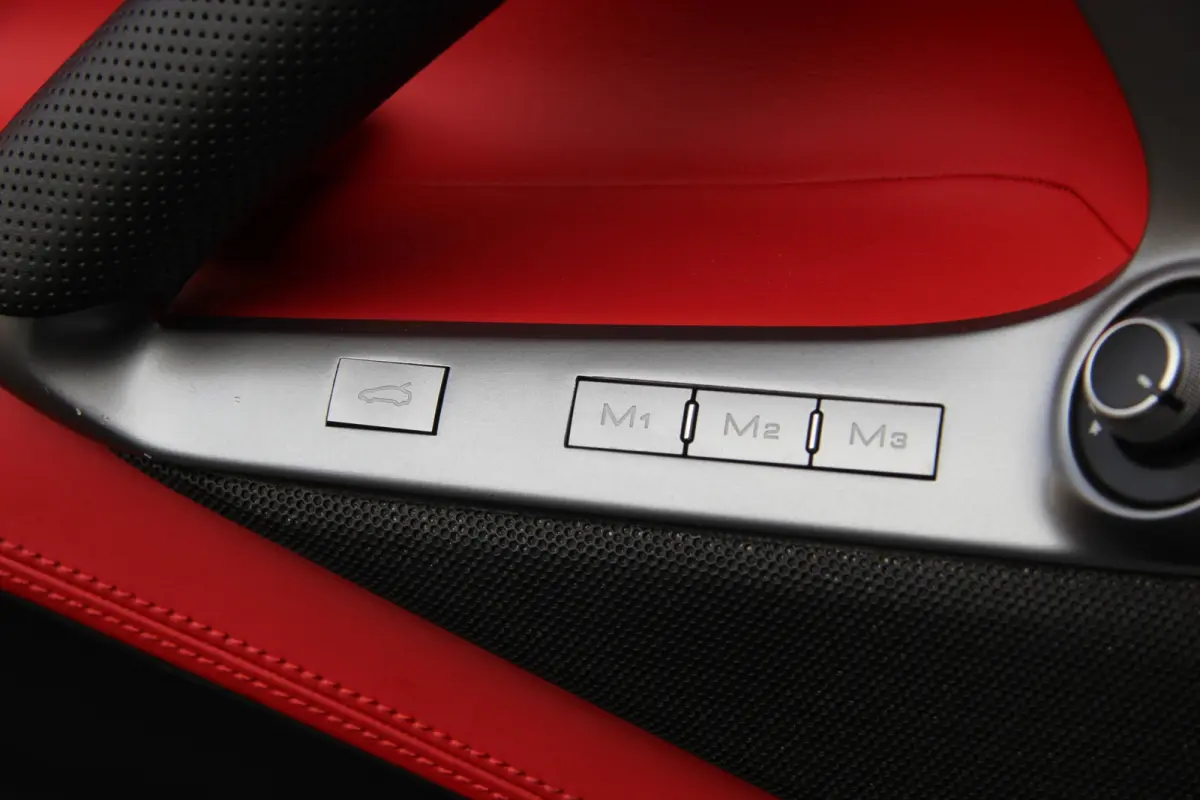 6.5 V12 HELE | Bianco Italia | Lift | Passenger Display | Carbon LED