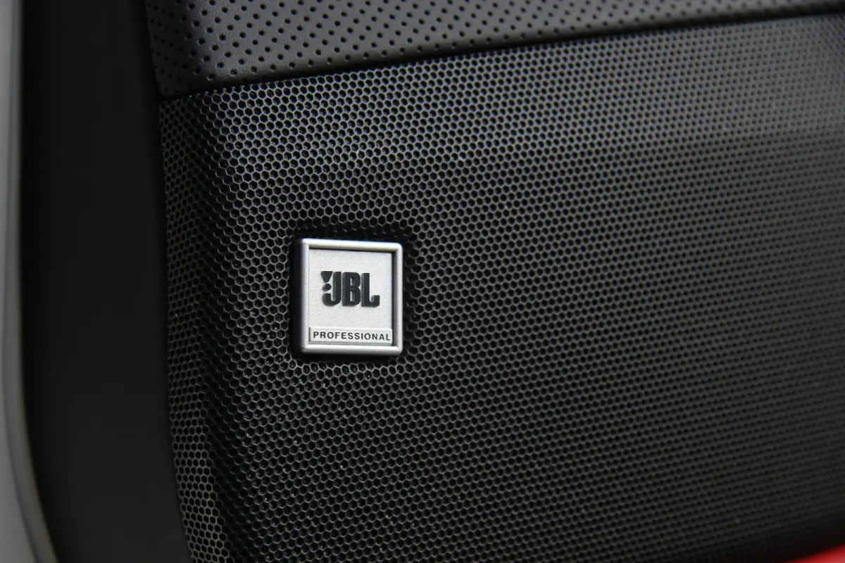 6.5 V12 HELE | Bianco Italia | Lift | Passenger Display | Carbon LED