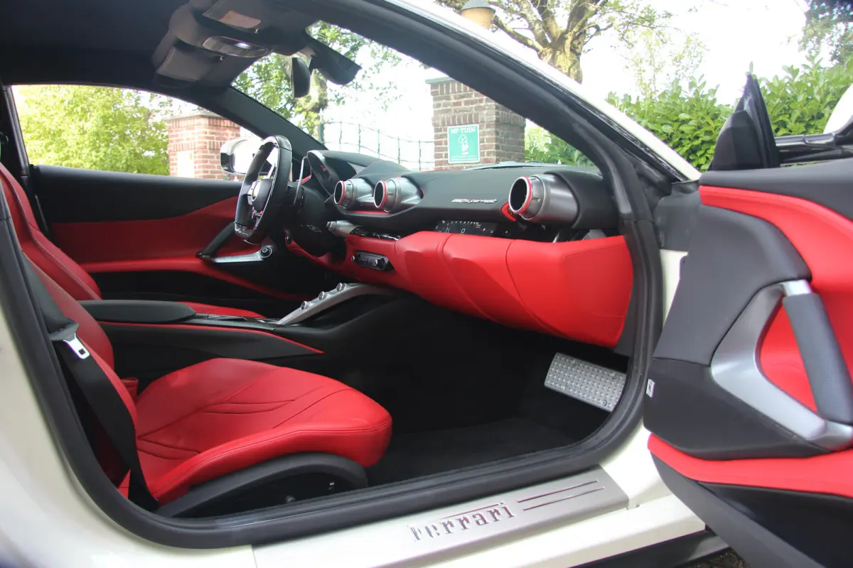 6.5 V12 HELE | Bianco Italia | Lift | Passenger Display | Carbon LED