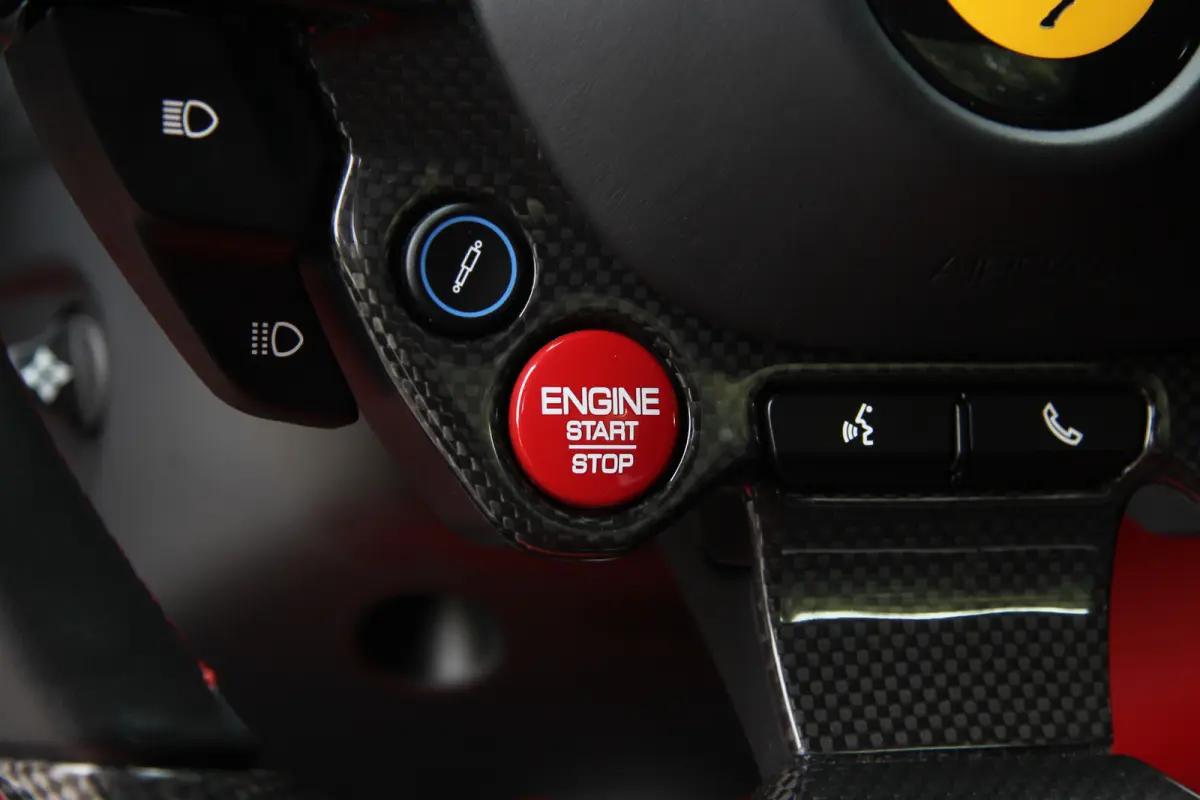 6.5 V12 HELE | Bianco Italia | Lift | Passenger Display | Carbon LED