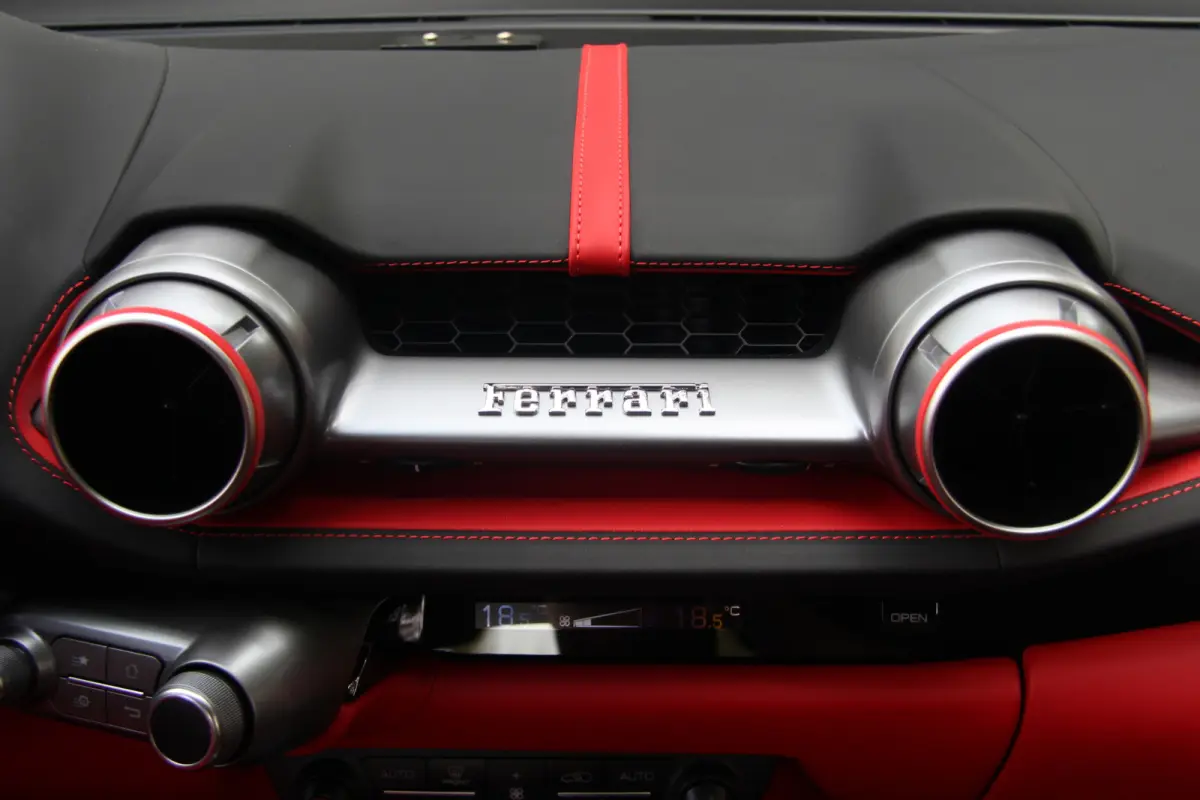 6.5 V12 HELE | Bianco Italia | Lift | Passenger Display | Carbon LED