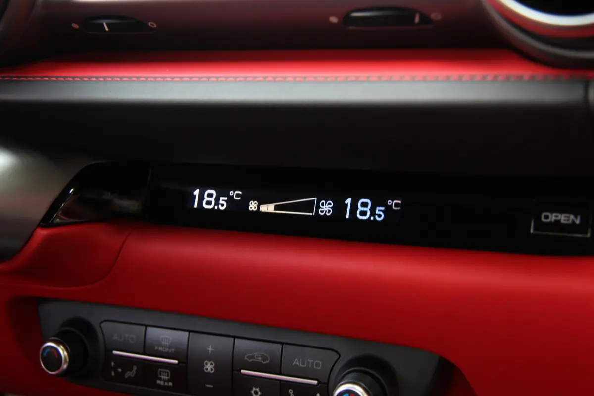 6.5 V12 HELE | Bianco Italia | Lift | Passenger Display | Carbon LED