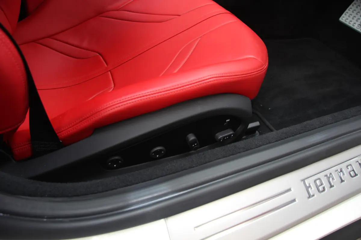 6.5 V12 HELE | Bianco Italia | Lift | Passenger Display | Carbon LED