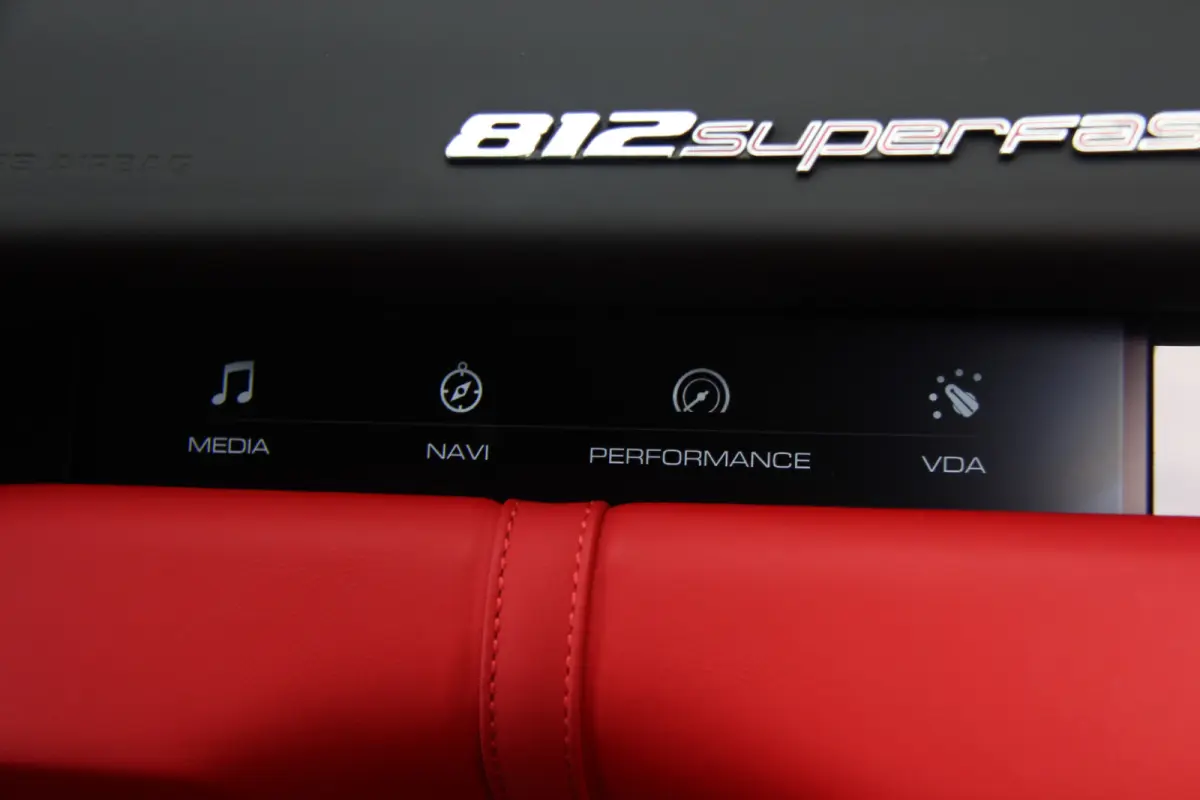 6.5 V12 HELE | Bianco Italia | Lift | Passenger Display | Carbon LED