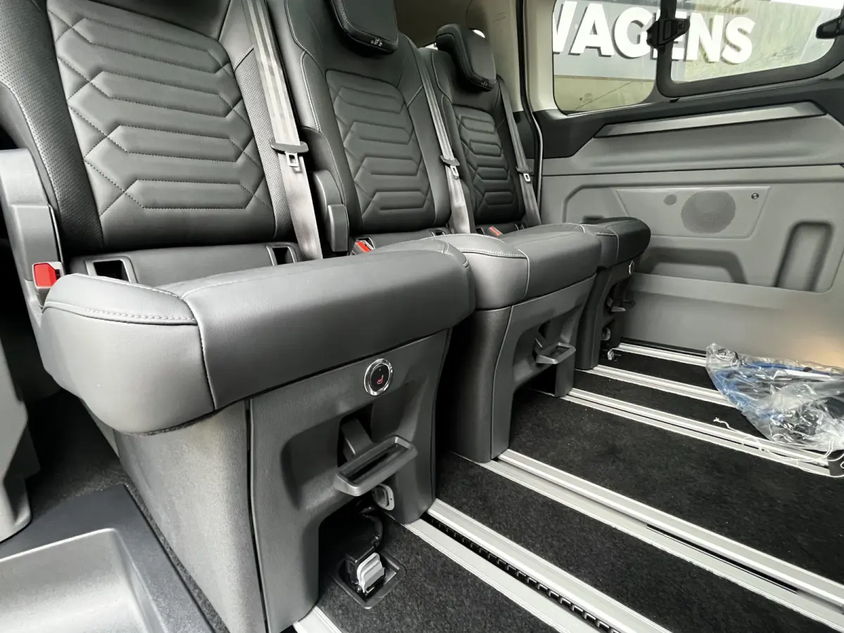 340 2.5 PHEV L2H1 Titanium X VIP Bus 8p. | FULL OPTIONS! | E-Trekhaak | Panodak | Elek. zijschuifdeuren | AGR-stoelen | Digitale binnenspiegel | etc. etc.