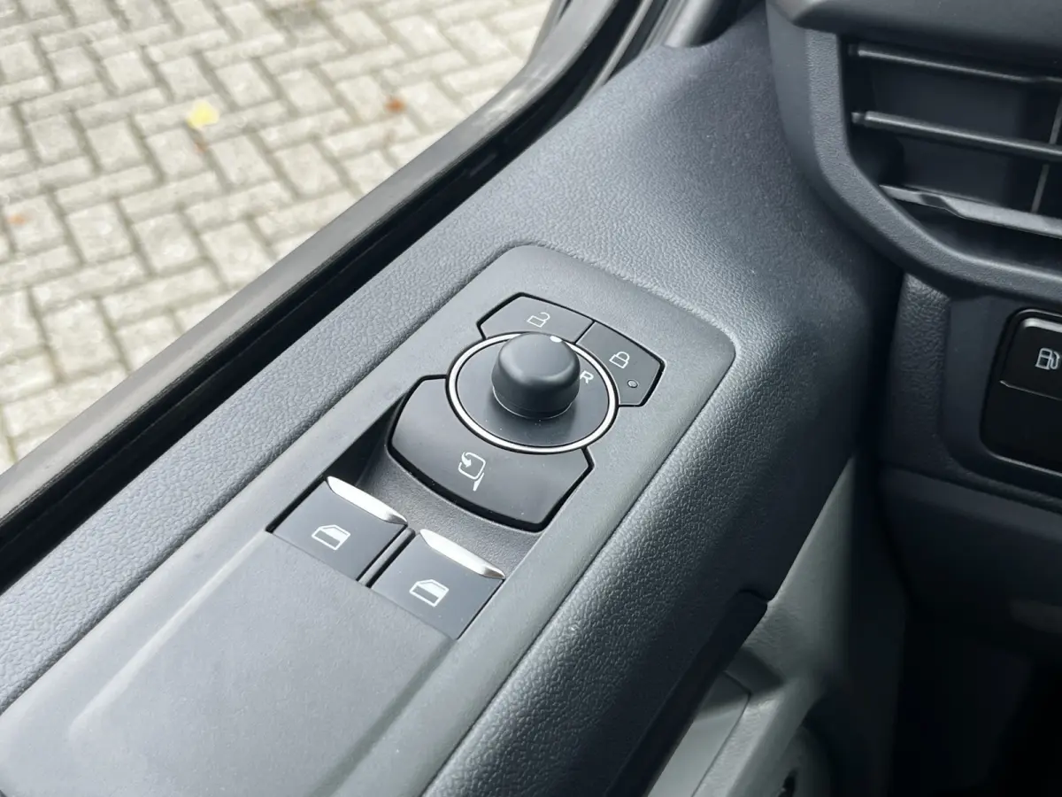 340 2.5 PHEV L2H1 Titanium X VIP Bus 8p. | FULL OPTIONS! | E-Trekhaak | Panodak | Elek. zijschuifdeuren | AGR-stoelen | Digitale binnenspiegel | etc. etc.