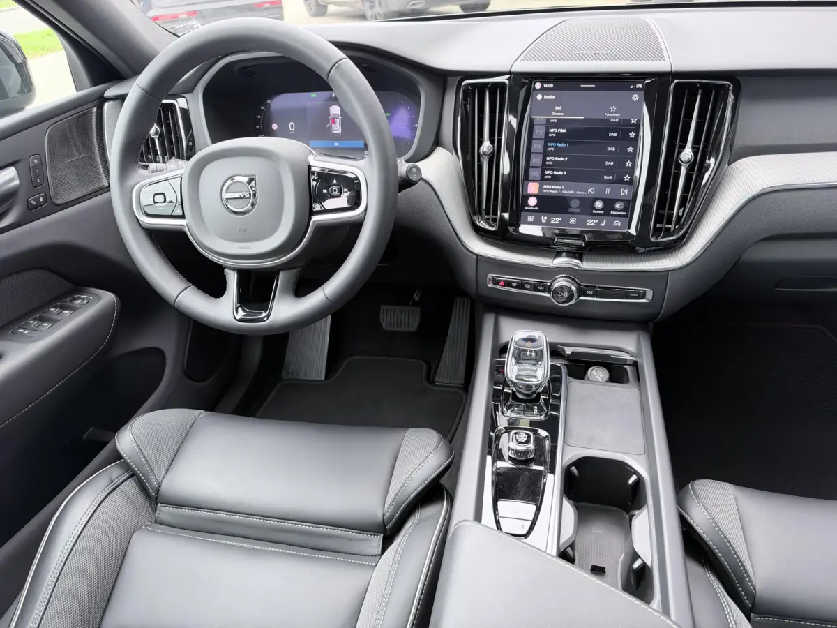 2.0 T8 Plug-in hybrid AWD Plus Black Edition 455 PK | Long Range | Pano | 2 fase laden | All season banden