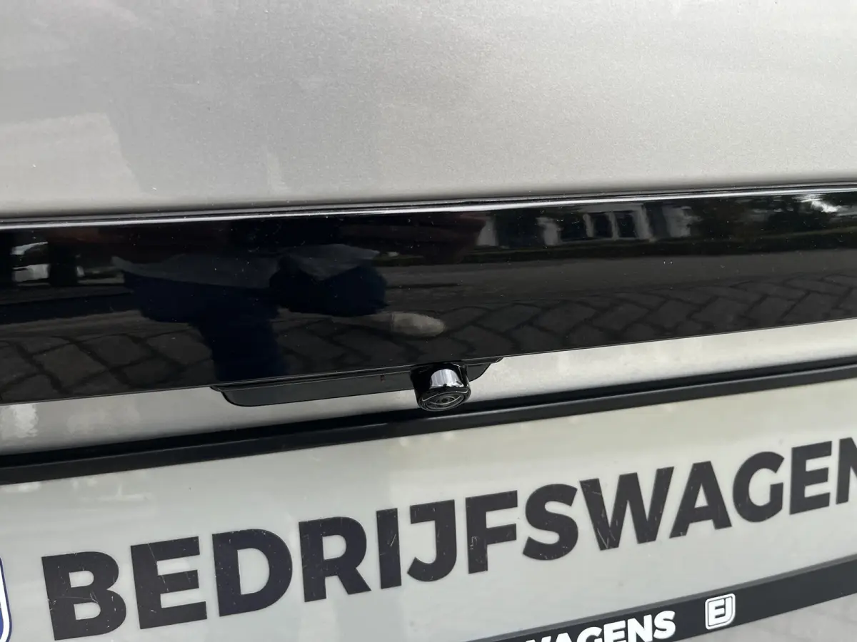 340 2.5 PHEV L2H1 Titanium X VIP Bus 8p. | FULL OPTIONS! | E-Trekhaak | Panodak | Elek. zijschuifdeuren | AGR-stoelen | Digitale binnenspiegel | etc. etc.