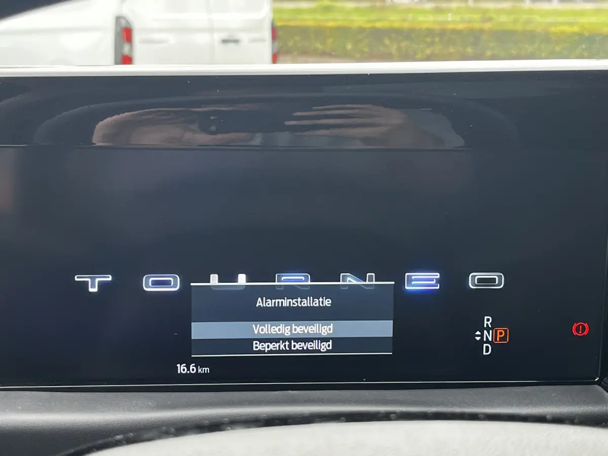 340 2.5 PHEV L2H1 Titanium X VIP Bus 8p. | FULL OPTIONS! | E-Trekhaak | Panodak | Elek. zijschuifdeuren | AGR-stoelen | Digitale binnenspiegel | etc. etc.