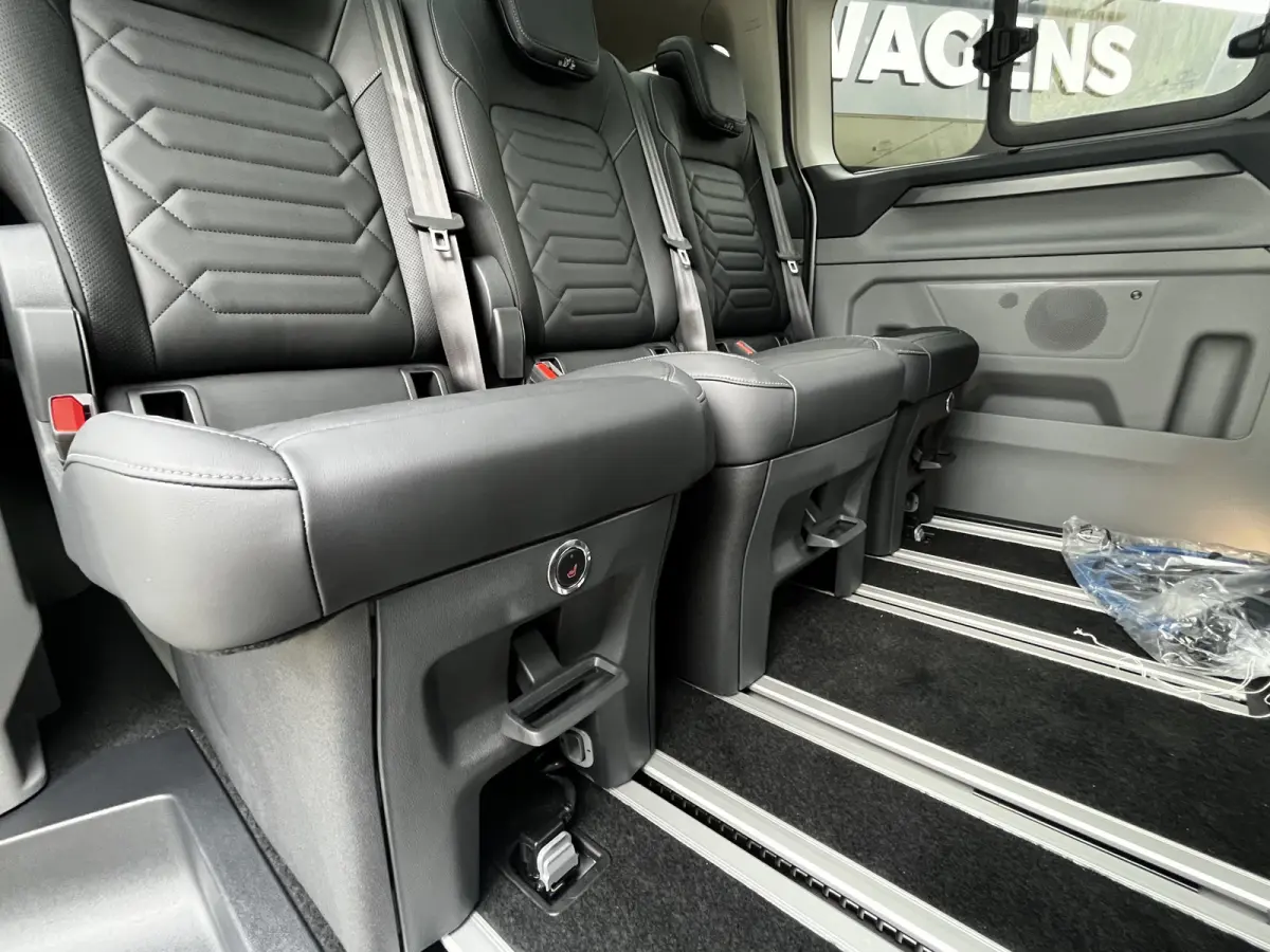340 2.5 PHEV L2H1 Titanium X VIP Bus 8p. | FULL OPTIONS! | E-Trekhaak | Panodak | Elek. zijschuifdeuren | AGR-stoelen | Digitale binnenspiegel | etc. etc.