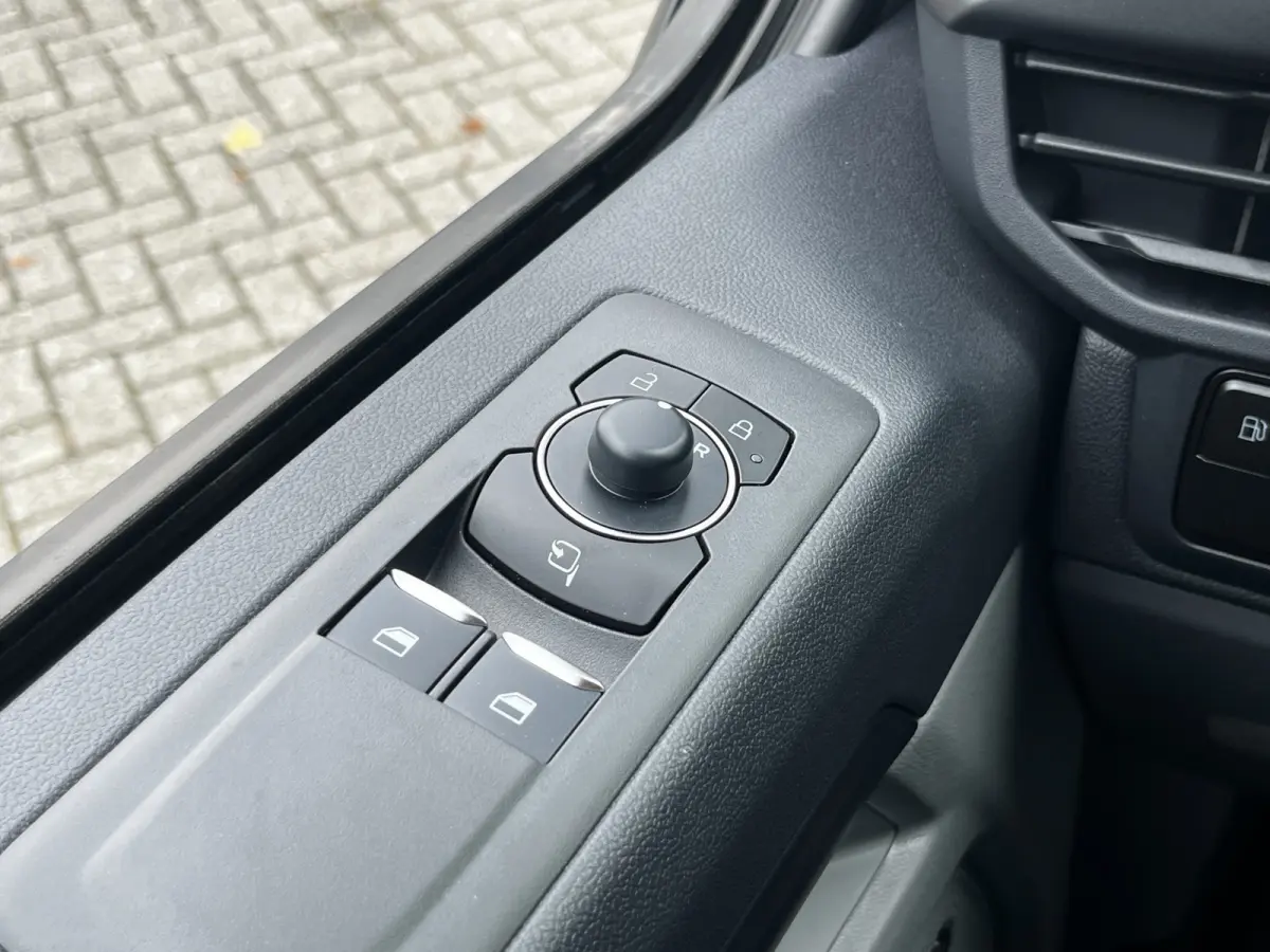 340 2.5 PHEV L2H1 Titanium X VIP Bus 8p. | FULL OPTIONS! | E-Trekhaak | Panodak | Elek. zijschuifdeuren | AGR-stoelen | Digitale binnenspiegel | etc. etc.