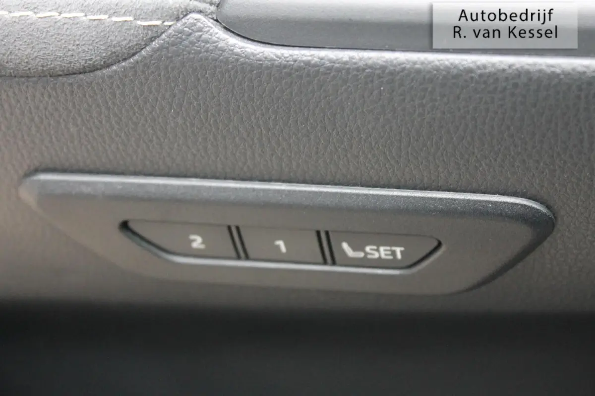2.0 Plug-in Hybrid 220 Executive I Panoramadak I JBL I Memory I NL-auto