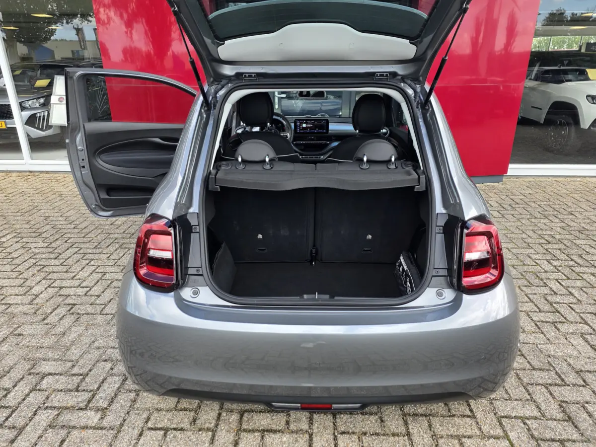 Urban 42 kWh | Pack Style | Pack Comfort | Camera | Stoelverwarming | Cruise control | Lane Assist | Apple Carplay/Android Auto