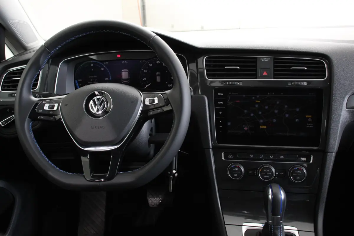 Edition Navigatie Climate control Virtual cockpit Parkeersensoren V+A DAB+ Adaptive Cruise Control 17" Lichtmetalen velgen