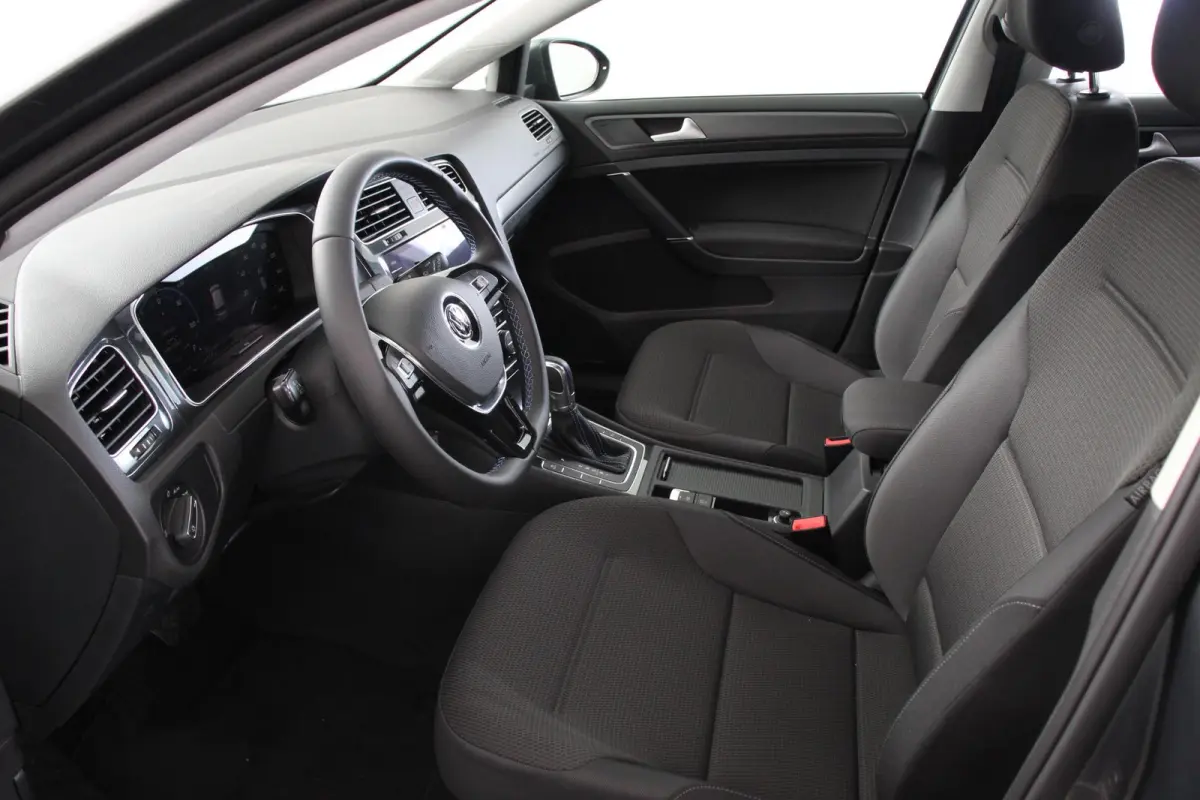 Edition Navigatie Climate control Virtual cockpit Parkeersensoren V+A DAB+ Adaptive Cruise Control 17" Lichtmetalen velgen