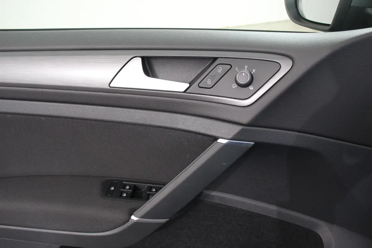 Edition Navigatie Climate control Virtual cockpit Parkeersensoren V+A DAB+ Adaptive Cruise Control 17" Lichtmetalen velgen