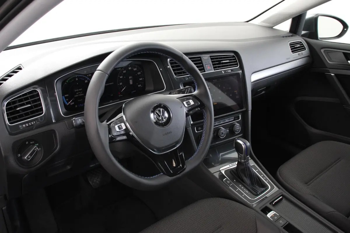Edition Navigatie Climate control Virtual cockpit Parkeersensoren V+A DAB+ Adaptive Cruise Control 17" Lichtmetalen velgen