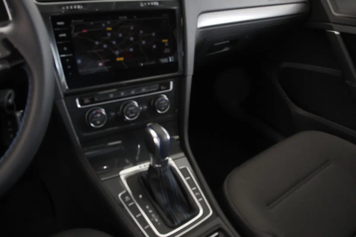 Edition Navigatie Climate control Virtual cockpit Parkeersensoren V+A DAB+ Adaptive Cruise Control 17" Lichtmetalen velgen