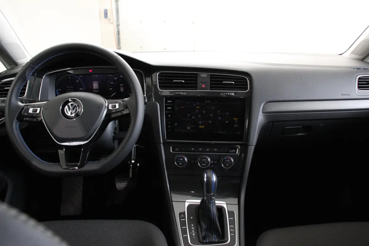 Edition Navigatie Climate control Virtual cockpit Parkeersensoren V+A DAB+ Adaptive Cruise Control 17" Lichtmetalen velgen